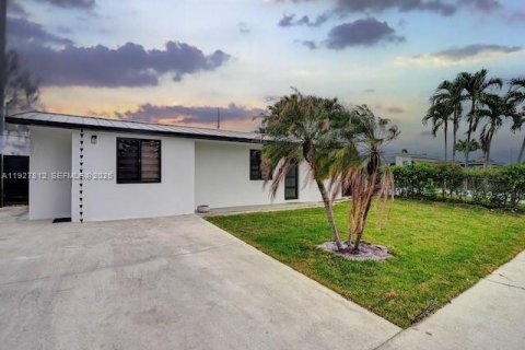 Casa en alquiler en Hollywood, Florida, 2 dormitorios, 103.4 m2 № 1989051 - foto 5