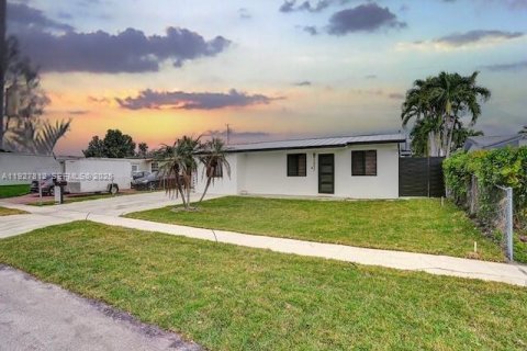 Casa en alquiler en Hollywood, Florida, 2 dormitorios, 103.4 m2 № 1989051 - foto 3