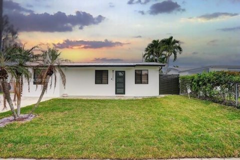 Casa en alquiler en Hollywood, Florida, 2 dormitorios, 103.4 m2 № 1989051 - foto 4