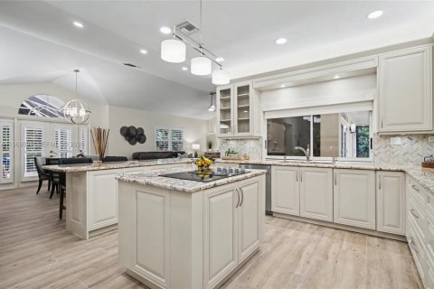 House in Naples, Florida 4 bedrooms, 406.45 sq.m. № 2030696 - photo 6