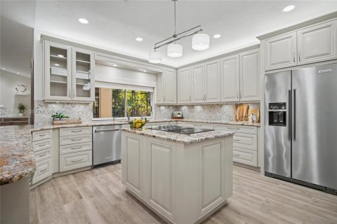 House in Naples, Florida 4 bedrooms, 406.45 sq.m. № 2030696 - photo 25