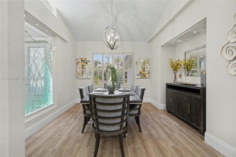 House in Naples, Florida 4 bedrooms, 406.45 sq.m. № 2030696 - photo 3