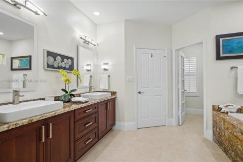 House in Naples, Florida 4 bedrooms, 406.45 sq.m. № 2030696 - photo 16