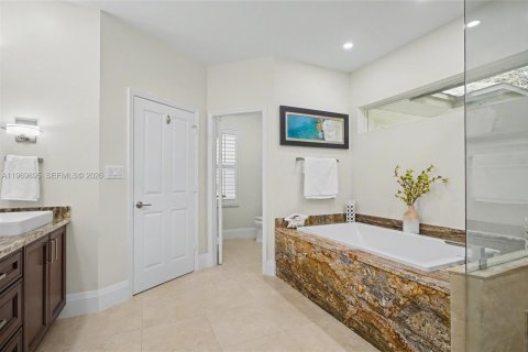 House in Naples, Florida 4 bedrooms, 406.45 sq.m. № 2030696 - photo 17