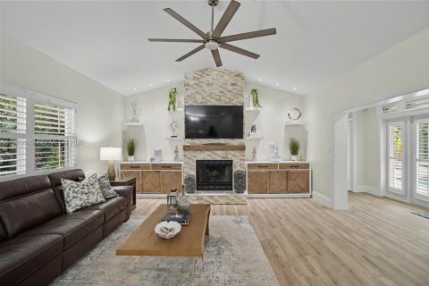 House in Naples, Florida 4 bedrooms, 406.45 sq.m. № 2030696 - photo 30