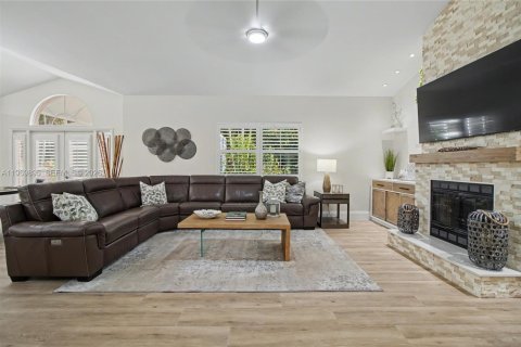 House in Naples, Florida 4 bedrooms, 406.45 sq.m. № 2030696 - photo 9