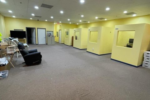 Propiedad comercial en alquiler en Pembroke Pines, Florida № 1104348 - foto 1
