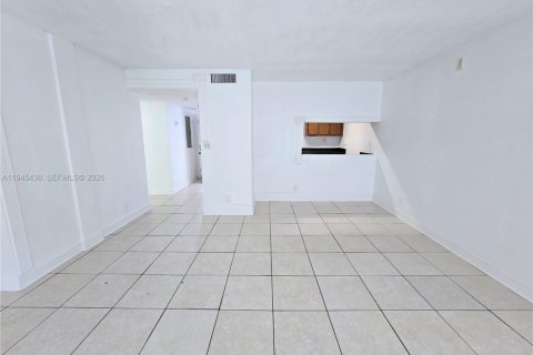 Condo in West Palm Beach, Florida, 2 bedrooms  № 2001979 - photo 2