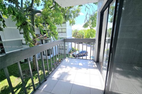 Condo in West Palm Beach, Florida, 2 bedrooms  № 2001979 - photo 5