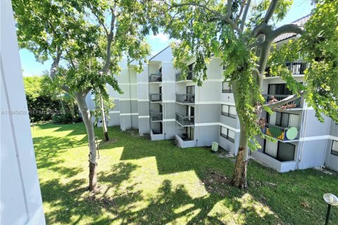 Condo in West Palm Beach, Florida, 2 bedrooms  № 2001979 - photo 6