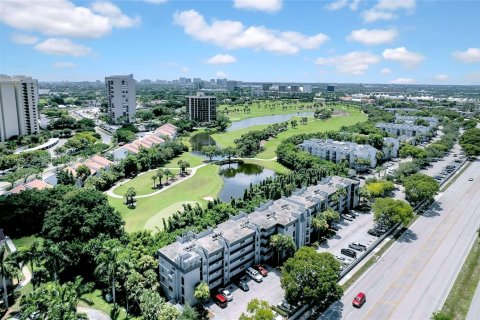 Condo in West Palm Beach, Florida, 2 bedrooms  № 2001979 - photo 17