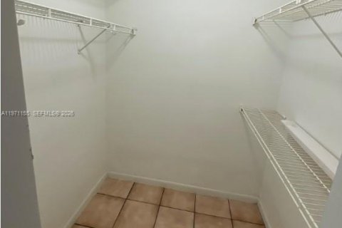 Condominio en alquiler en Miami, Florida, 2 dormitorios, 84.26 m2 № 2032237 - foto 15