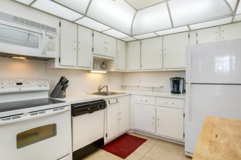 Condominio en venta en Pompano Beach, Florida, 2 dormitorios, 102.19 m2 № 2032692 - foto 11