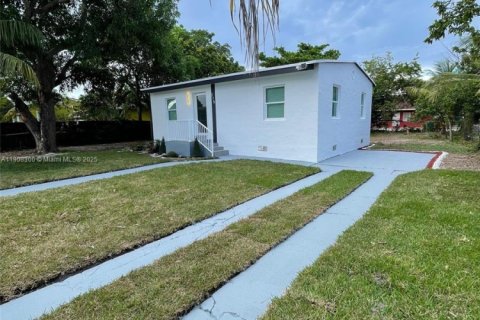Villa ou maison à vendre à Miami, Floride: 2 chambres, 72 m2 № 1965743 - photo 1