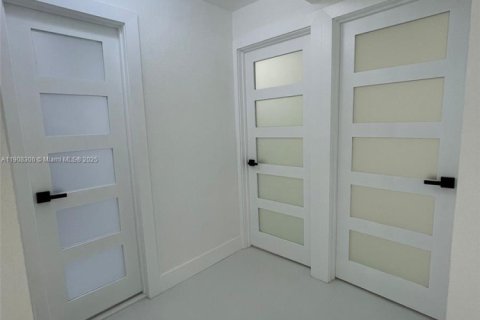 Villa ou maison à vendre à Miami, Floride: 2 chambres, 72 m2 № 1965743 - photo 11