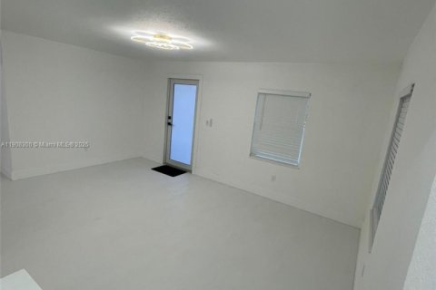 Villa ou maison à vendre à Miami, Floride: 2 chambres, 72 m2 № 1965743 - photo 13
