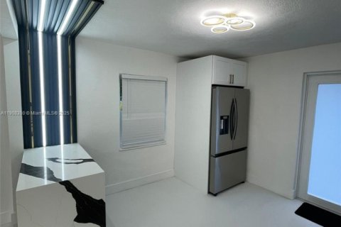 Villa ou maison à vendre à Miami, Floride: 2 chambres, 72 m2 № 1965743 - photo 7