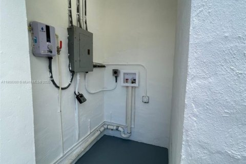 Villa ou maison à vendre à Miami, Floride: 2 chambres, 72 m2 № 1965743 - photo 18