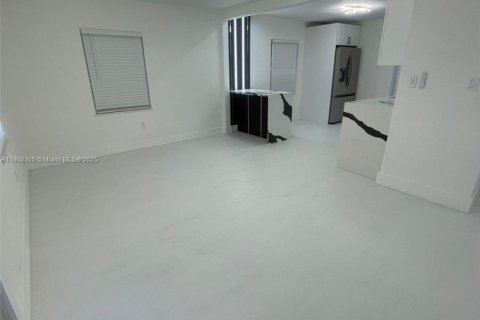 Villa ou maison à vendre à Miami, Floride: 2 chambres, 72 m2 № 1965743 - photo 5