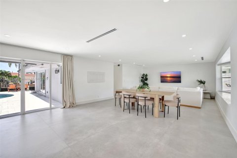 Casa en venta en Fort Lauderdale, Florida, 3 dormitorios, 190.26 m2 № 2039434 - foto 2