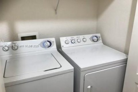 Copropriété à louer à South Miami, Floride: 2 chambres, 93.83 m2 № 1762941 - photo 10