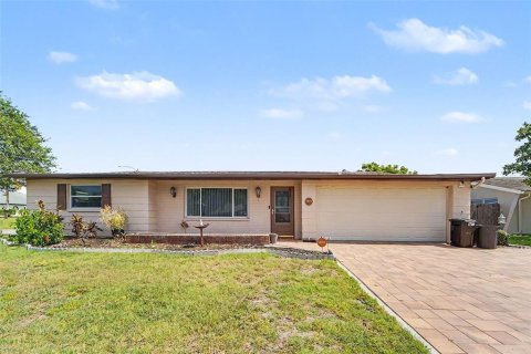 House in Port Richey, Florida 3 bedrooms, 135.08 sq.m. № 2196790