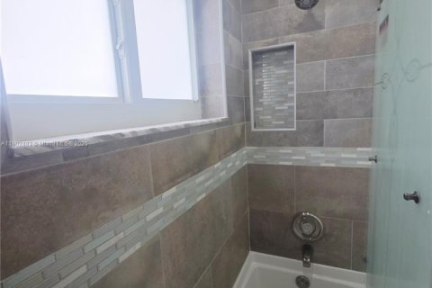 House in West Park, Florida 4 bedrooms, 173.08 sq.m. № 1953871 - photo 14