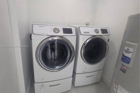 House in West Park, Florida 4 bedrooms, 173.08 sq.m. № 1953871 - photo 10