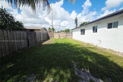 House in West Park, Florida 4 bedrooms, 173.08 sq.m. № 1953871 - photo 29