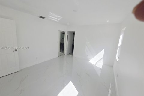 House in West Park, Florida 4 bedrooms, 173.08 sq.m. № 1953871 - photo 20