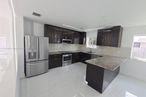 House in West Park, Florida 4 bedrooms, 173.08 sq.m. № 1953871 - photo 7