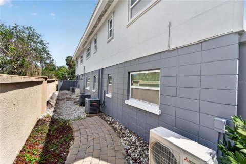 Commercial property in Sarasota, Florida 7 bedrooms, 263.1 sq.m. № 2391603 - photo 7