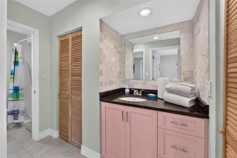 Commercial property in Sarasota, Florida 7 bedrooms, 263.1 sq.m. № 2391603 - photo 26