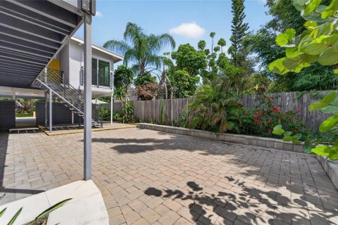 Commercial property in Sarasota, Florida 7 bedrooms, 263.1 sq.m. № 2391603 - photo 4