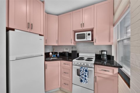 Commercial property in Sarasota, Florida 7 bedrooms, 263.1 sq.m. № 2391603 - photo 25