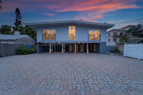 Commercial property in Sarasota, Florida 7 bedrooms, 263.1 sq.m. № 2391603