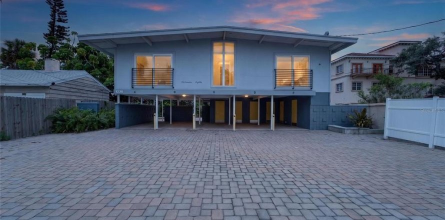Commercial property in Sarasota, Florida 7 bedrooms, 263.1 sq.m. № 2391603