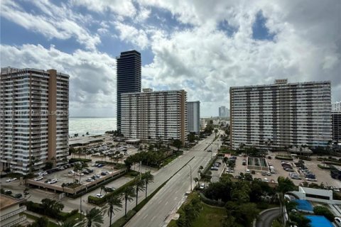 Condominio en venta en Hallandale Beach, Florida, 3 dormitorios, 162.02 m2 № 1956299 - foto 13
