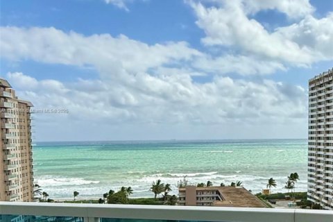 Condominio en venta en Hallandale Beach, Florida, 3 dormitorios, 162.02 m2 № 1956299 - foto 1