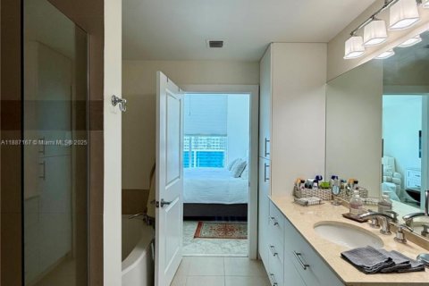 Condominio en venta en Hallandale Beach, Florida, 3 dormitorios, 162.02 m2 № 1956299 - foto 27