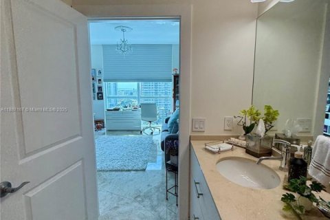 Condominio en venta en Hallandale Beach, Florida, 3 dormitorios, 162.02 m2 № 1956299 - foto 21