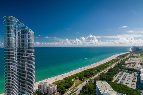 Снять в аренду кондоминиум в Санни-Айлс-Бич, Флорида 2 спальни, № 1989806 - фото 1