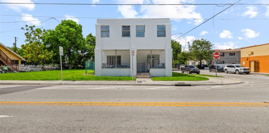 Дом в Майами, Флорида 12 спален, 428.09м2 № 2068715