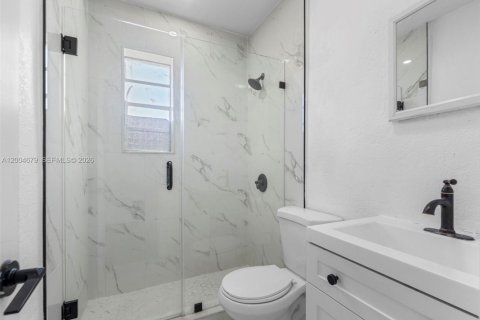 Купить виллу или дом в Майами, Флорида 12 спален, 428.09м2, № 2068715 - фото 17