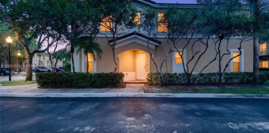 Townhouse in Miramar, Florida 3 bedrooms, 114.73 sq.m. № 2066012