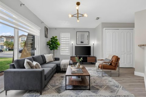 Townhouse in Miramar, Florida 3 bedrooms, 114.73 sq.m. № 2066012 - photo 10