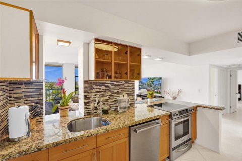 Condo in Hallandale Beach, Florida, 3 bedrooms № 2182244 - photo 19