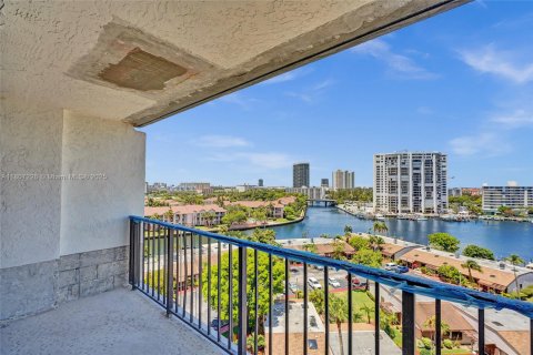 Condo in Hallandale Beach, Florida, 3 bedrooms № 2182244 - photo 14