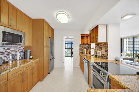 Condo in Hallandale Beach, Florida, 3 bedrooms № 2182244 - photo 17