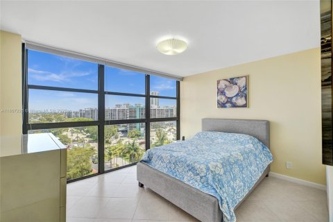 Condo in Hallandale Beach, Florida, 3 bedrooms № 2182244 - photo 25